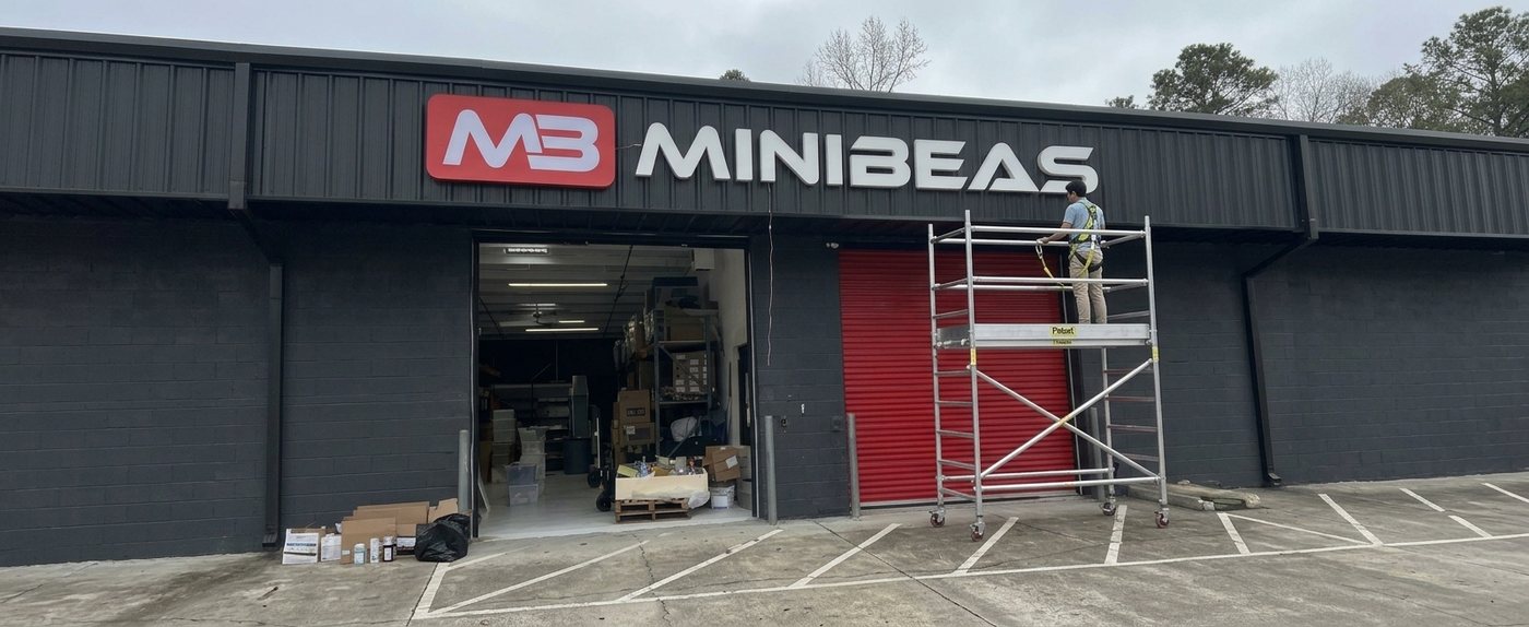 Equipo de MJH Renovation & Construction instalando letrero comercial MINIBEAST